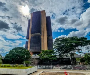 Indústria fecha no positivo e prévia do PIB sobe 0,2% em agosto